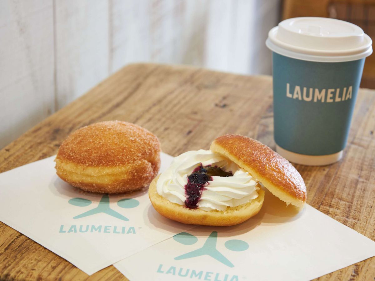 写真左から「マラサダ」250円、「スペシャルマラサダ」400円