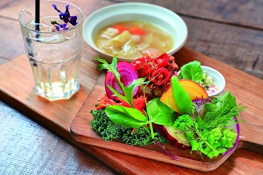 「季節の高原野菜とプチトマトの自家製ヴィーガンキッシュ（野菜スープ付き）」（1780円）