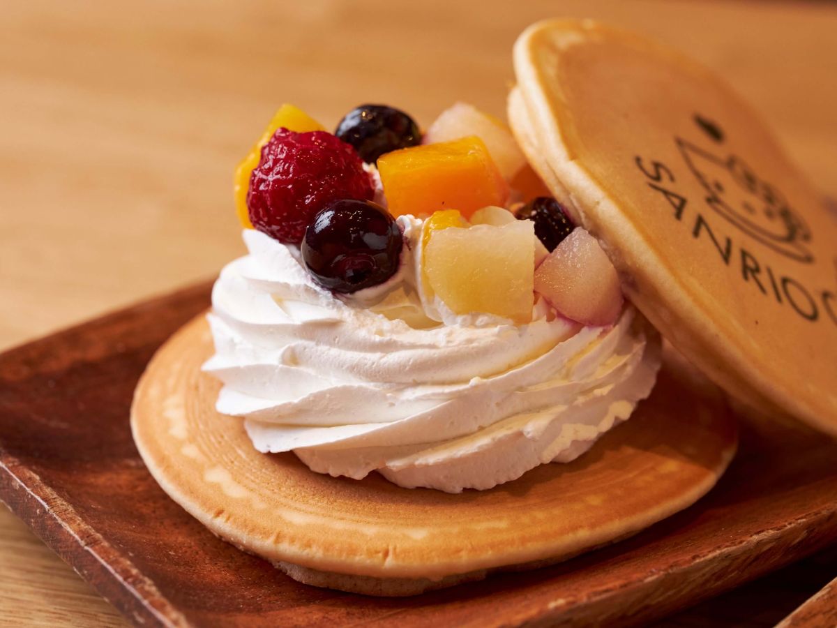 「パンケーキどら焼き」の高さは約6cm。ボリューム満点！