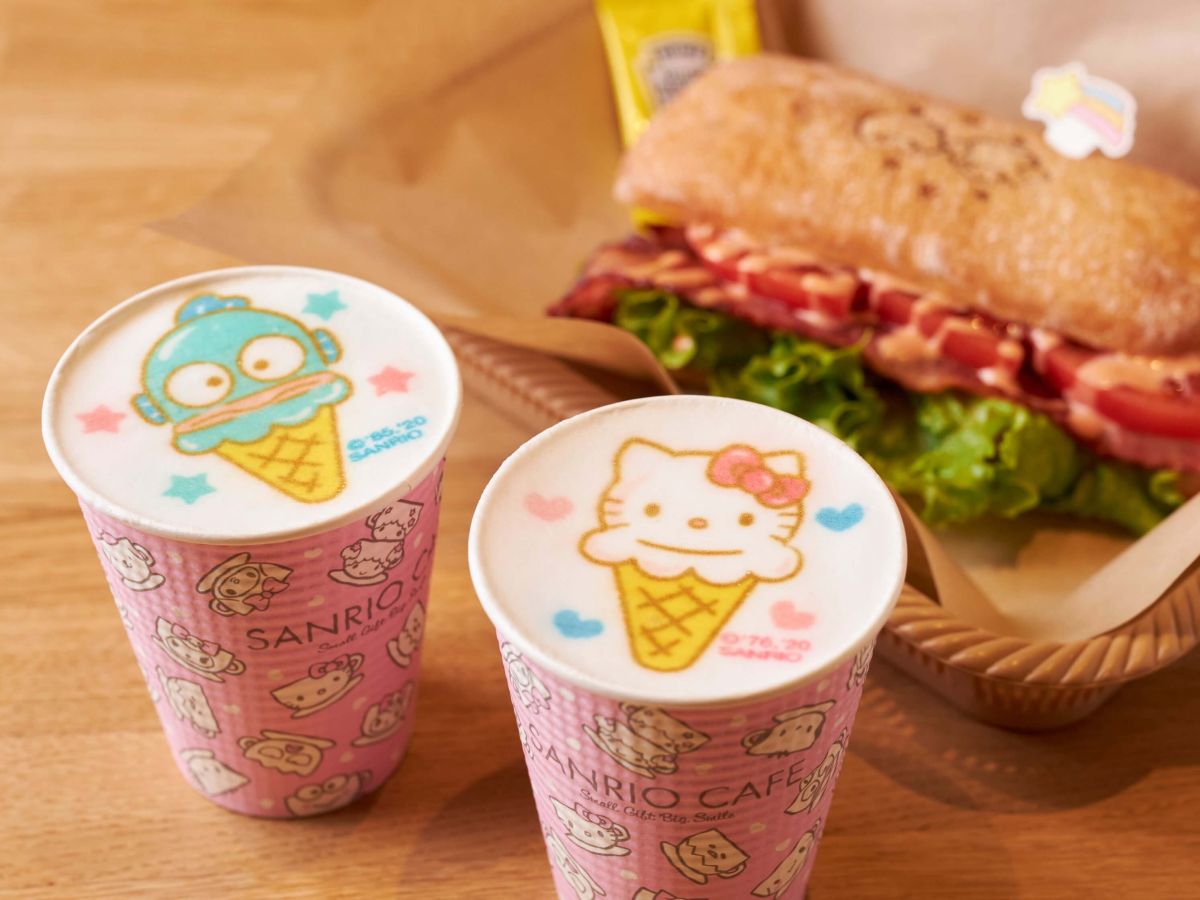 「ラテアート」各500円 ※写真手前から「ハローキティ ラテアート」「ハンギョドン ラテアート」
