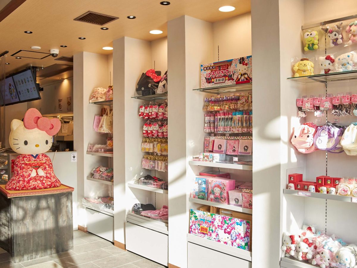 店内には「はろうきてぃ源頼朝」グッズをはじめ、鎌倉限定商品が並ぶコーナーもあります