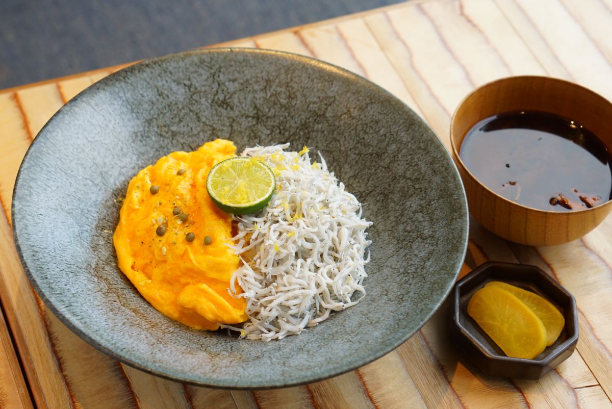 「釜あげしらすとふわとろスクランブル丼」1480円