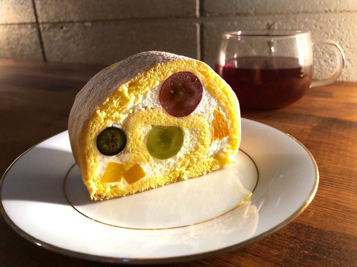 （左から）「フルーツのロールケーキ」500円、「セイロンティー」450円