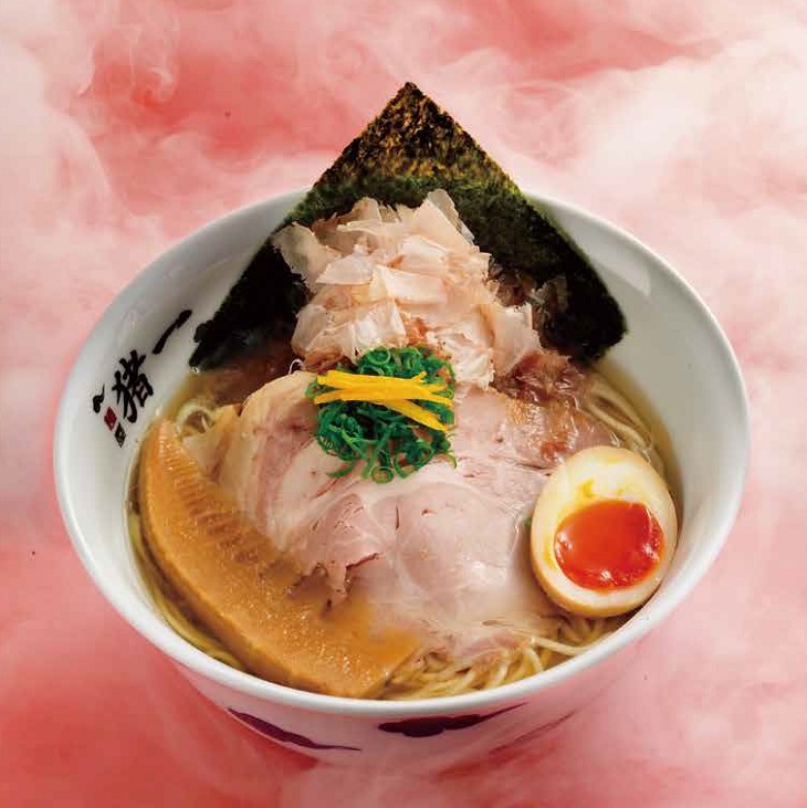 麺屋猪一×麺屋猪一離れの「出汁そば［白］味付け玉子入り」1100円〈販売期間：5月3日（火・祝）～9日（月）〉