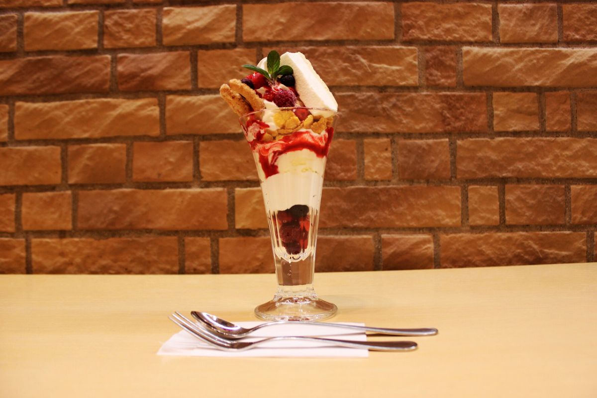 ミックスベリーとチーズケーキのパフェ