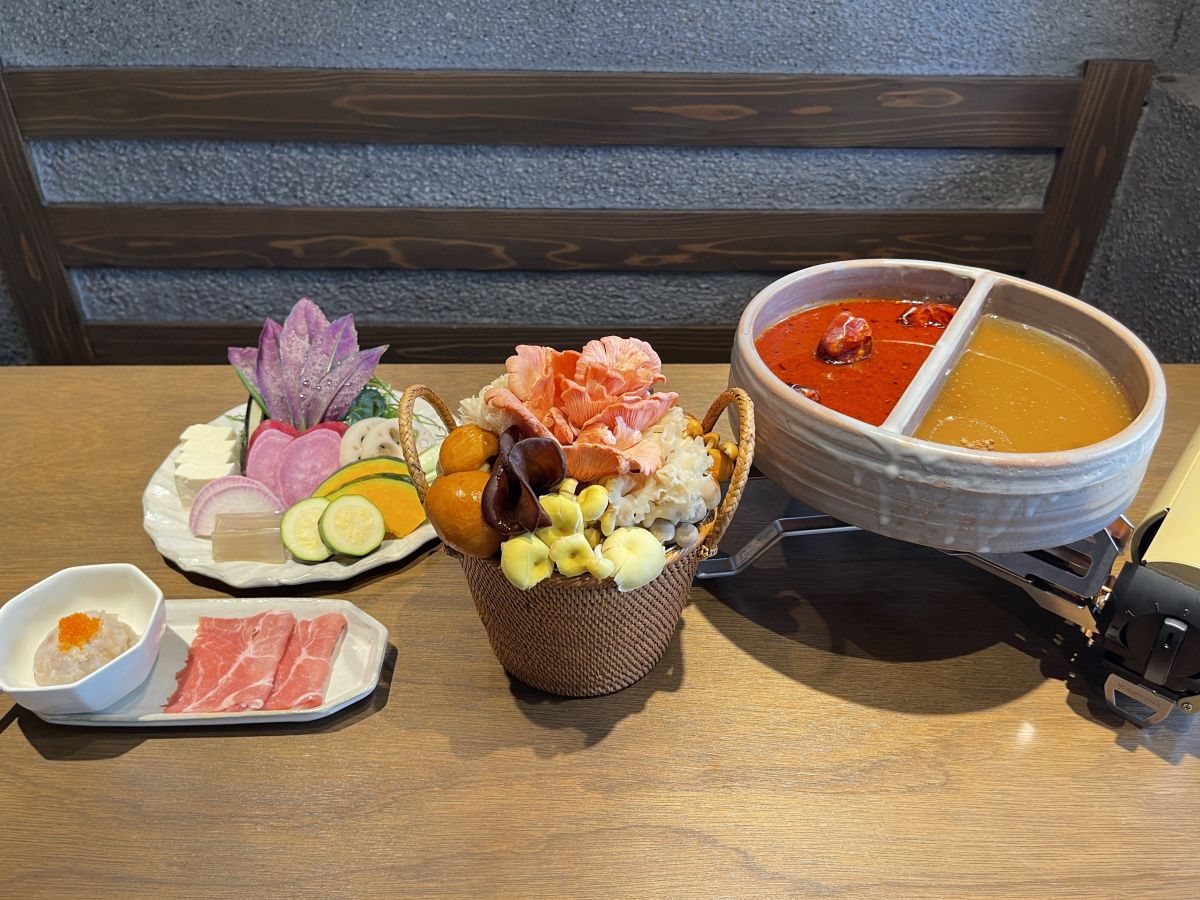 「きのこ火鍋（1人前）」2500円　※写真は2人前、注文は2人前から