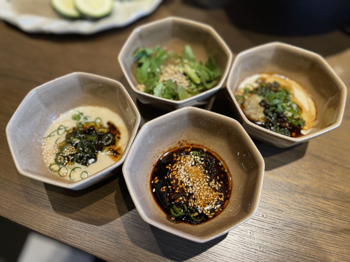 左手前から時計回りに「ごまだれ豆豉」、「梅パクチー」、「ごま胡椒」、「青唐豆豉」