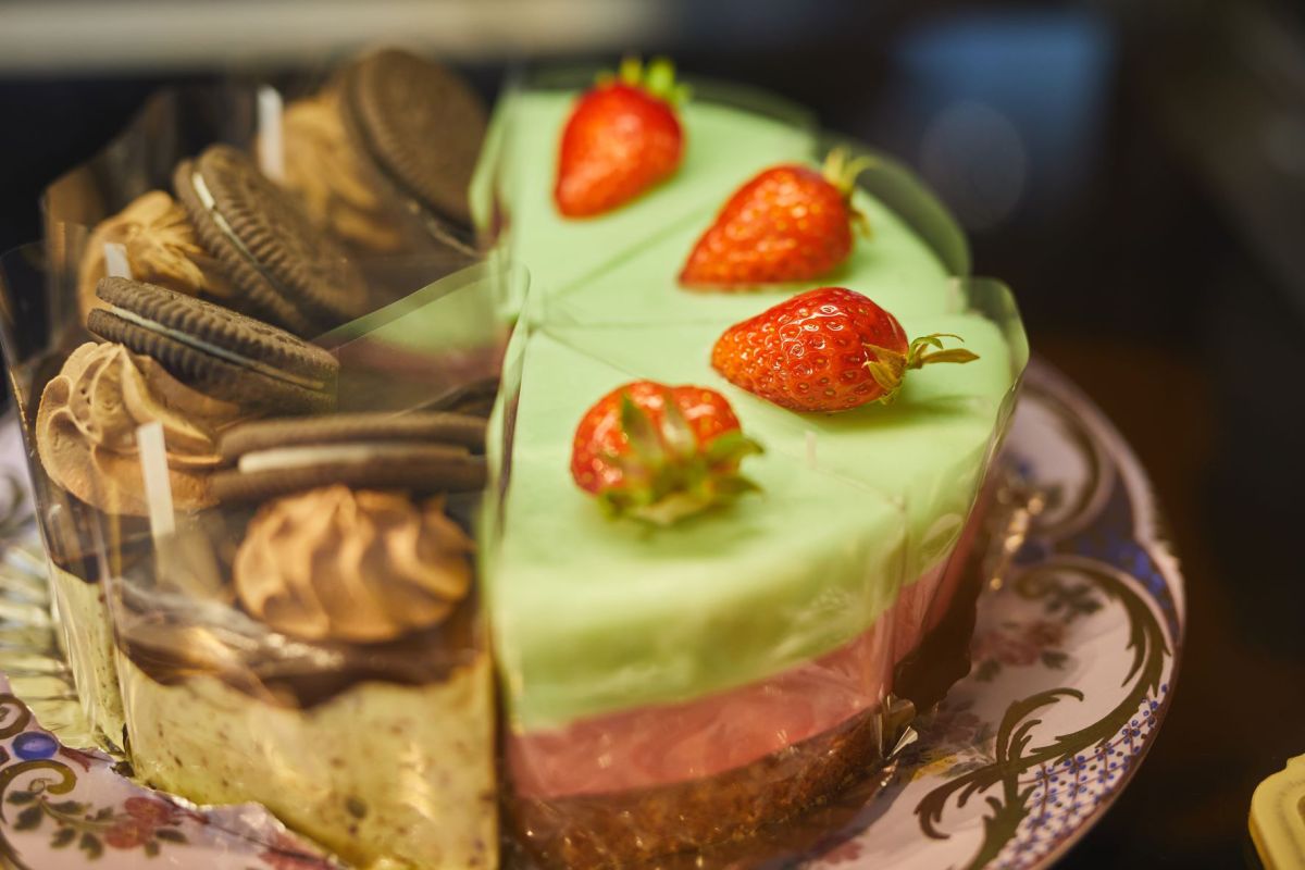 左「チョコミントムース」550円（テイクアウト540円）、右／「フランボワーズムースタルト」561円（テイクアウト550円）