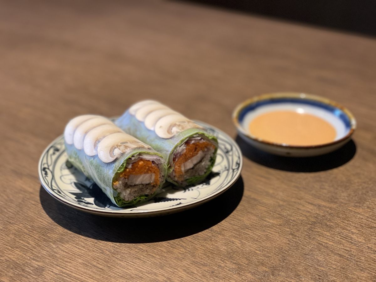 「マッシュルームと鶏肉の生春巻き」600円