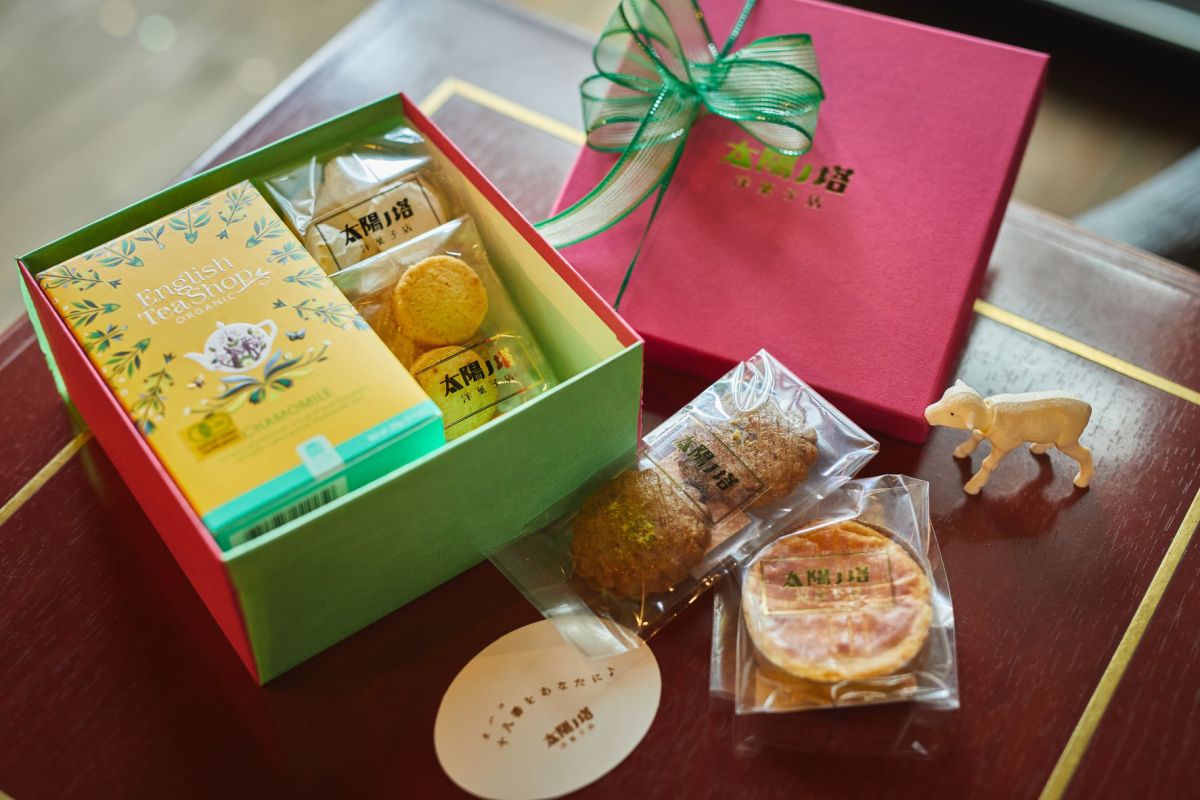 「タイヨウノオハコ」200円～（リボン付）、中身のクッキーは1袋200円前後、「イングリッシュティーショップ ペーパーボックス」20袋入864円