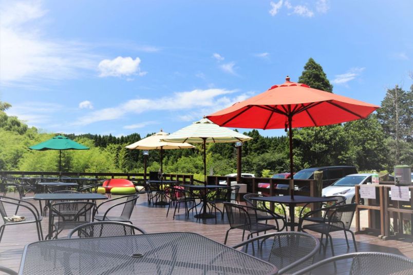 【東京近郊】テラス席が人気のカフェ12選｜開放感いっぱい！ 都会の景色が一望できるテラスから、緑や川に癒やされる絶景カフェまで