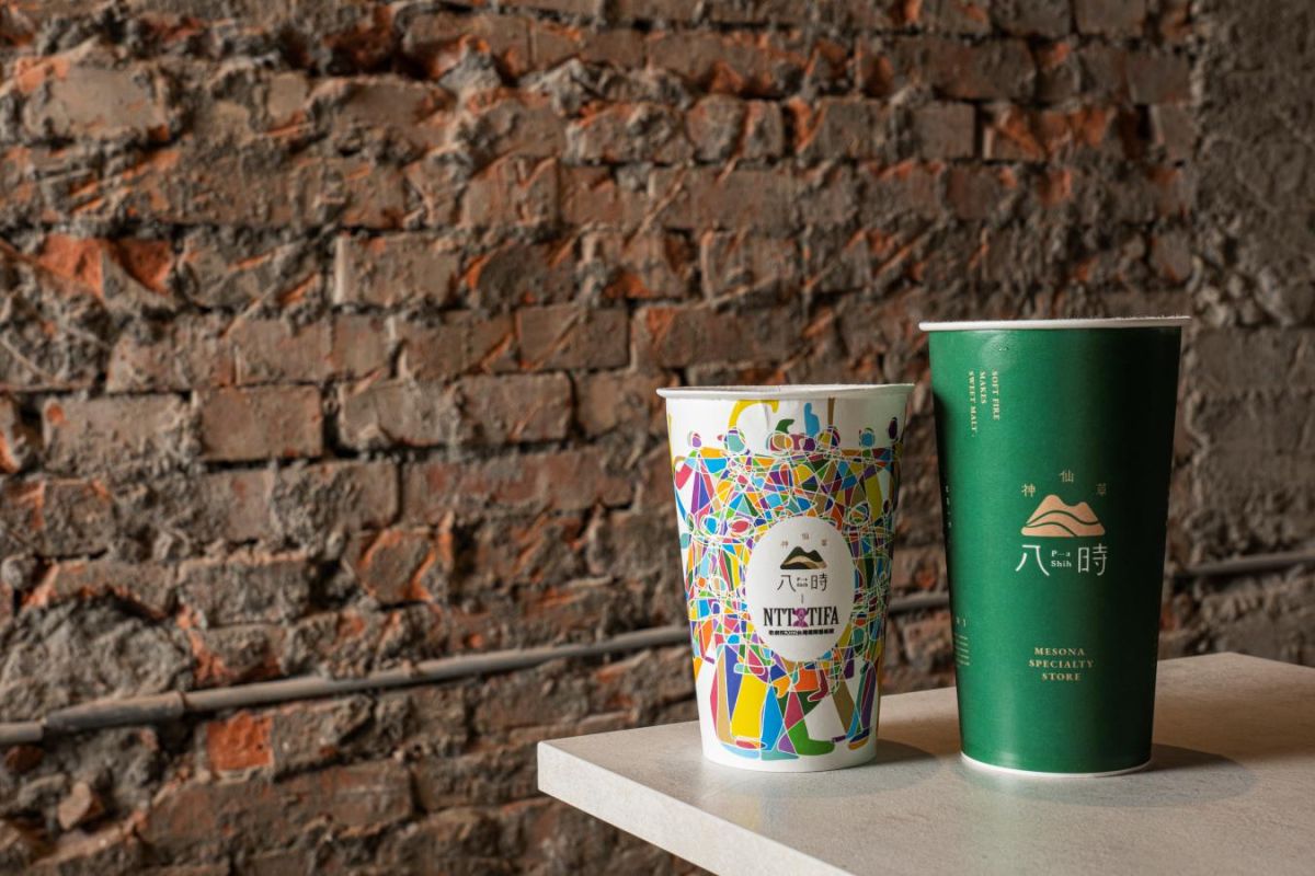右が定番ドリンク「八時仙草茶」NT$49(L)。左は仙草茶×牛乳×オートミール3つのハーモニーが楽しい新商品「維納仙草奶」NT$69(M)。