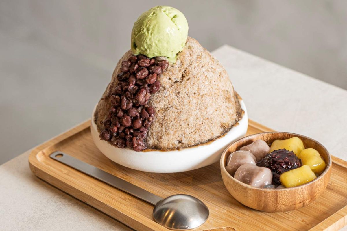 「抹茶嫩仙草雪花盛盤」NT$149。100％仙草の氷で作ったふわっふわスノーフラワーアイスの下には仙草ゼリーが！トッピング類もすべて天然素材を使った自家製。