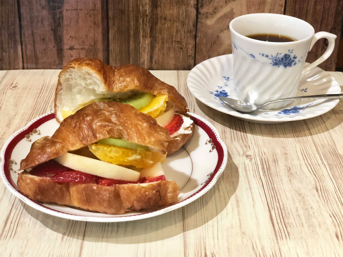 「クロワッサンサンド」400円(要ワンドリンクオーダー)