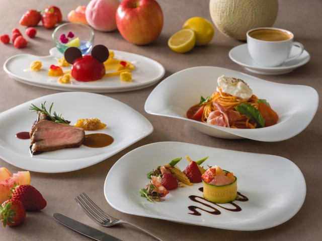 リストランテ・ディ・カナレット「東京ディズニーシー20周年スペシャルコース」5200円 アンティパスト・ミスト オマール海老と白桃のロール仕立て、サラミと苺のサラダ クルミ添え スパゲッティ、トマトソース ブッラータとプロシュート添え 牛サーロインのタリアータとリンゴのモスタルダ、 エストラゴンソース マスカルポーネムースケーキ、メロンのマリネ添え コーヒーまたは紅茶