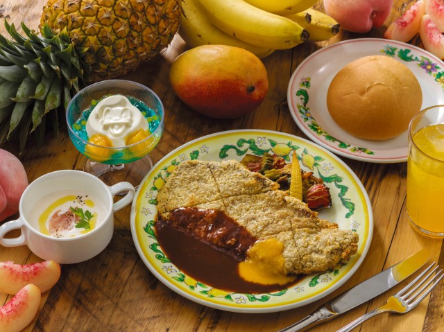 カフェ・ポルトフィーノ「東京ディズニーシー20周年スペシャルセット」2980円 桃の冷製クリームスープ、生ハム添え 牛サーロインのカツレツ、 バルサミコ風味のデミグラスソースとアップル・マンゴーピュレ パン パンナコッタ ソフトドリンクのチョイス