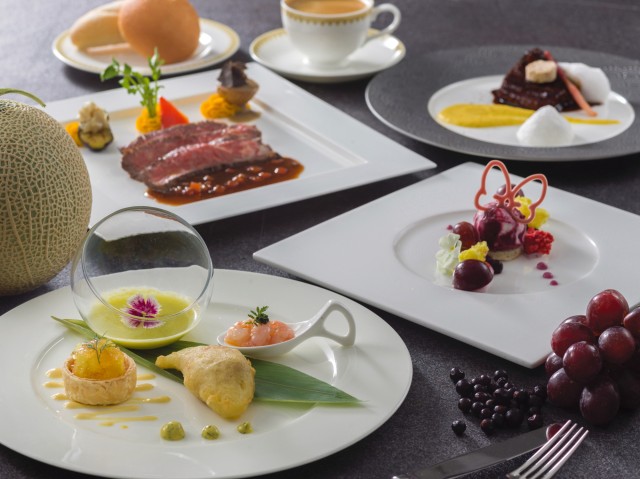 マゼランズ「東京ディズニーシー20周年スペシャルコース」9800円 メロンのデクリネゾン （メロンのガスパチョ、生ハムメロンのベニエ、 サーモンとメロンのタルトレット、甘海老） 鰻の赤ワイン煮、 コーンのピュレ バニラの香り 黒毛和牛のロースト、プロヴァンス風ソース パン カシスカスタードとブドウのマリネ、カシスアイス添え コーヒーまたは紅茶