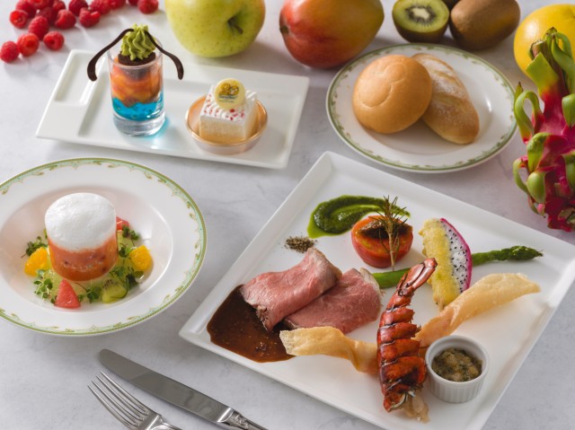 S.S.コロンビア・ダイニングルーム「東京ディズニーシー20周年スペシャルセット」5500円 帆立貝とフルーツのガトー仕立て ローストビーフとオマール海老のオーブン焼き シュリンプのパートブリック包み添え パン トロピカルフルーツとピスタチオクリームのヴェリーヌ、チーズケーキ