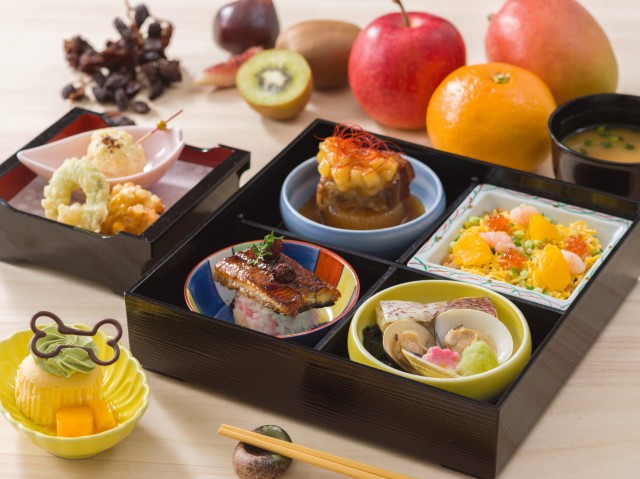 レストラン櫻「東京ディズニーシー20周年スペシャル膳」3800円 豚バラ肉のリンゴソース煮 真鯛と蛤のちり蒸し、リンゴとキウイのおろし添え 鰻とレーズンの変わり寿司 甘夏と鱧(はも)山椒と海老のちらし寿司 季節の天麩羅 （イチジク、トウモロコシ、ゴーヤ） 味噌汁 蒸しケーキと抹茶クリーム、マンゴー添え