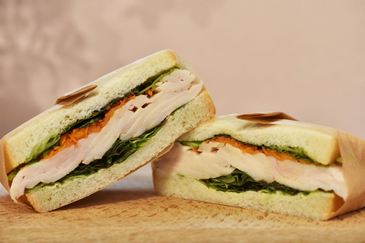 「やわらか鶏ハムヘルシーサンド」550円