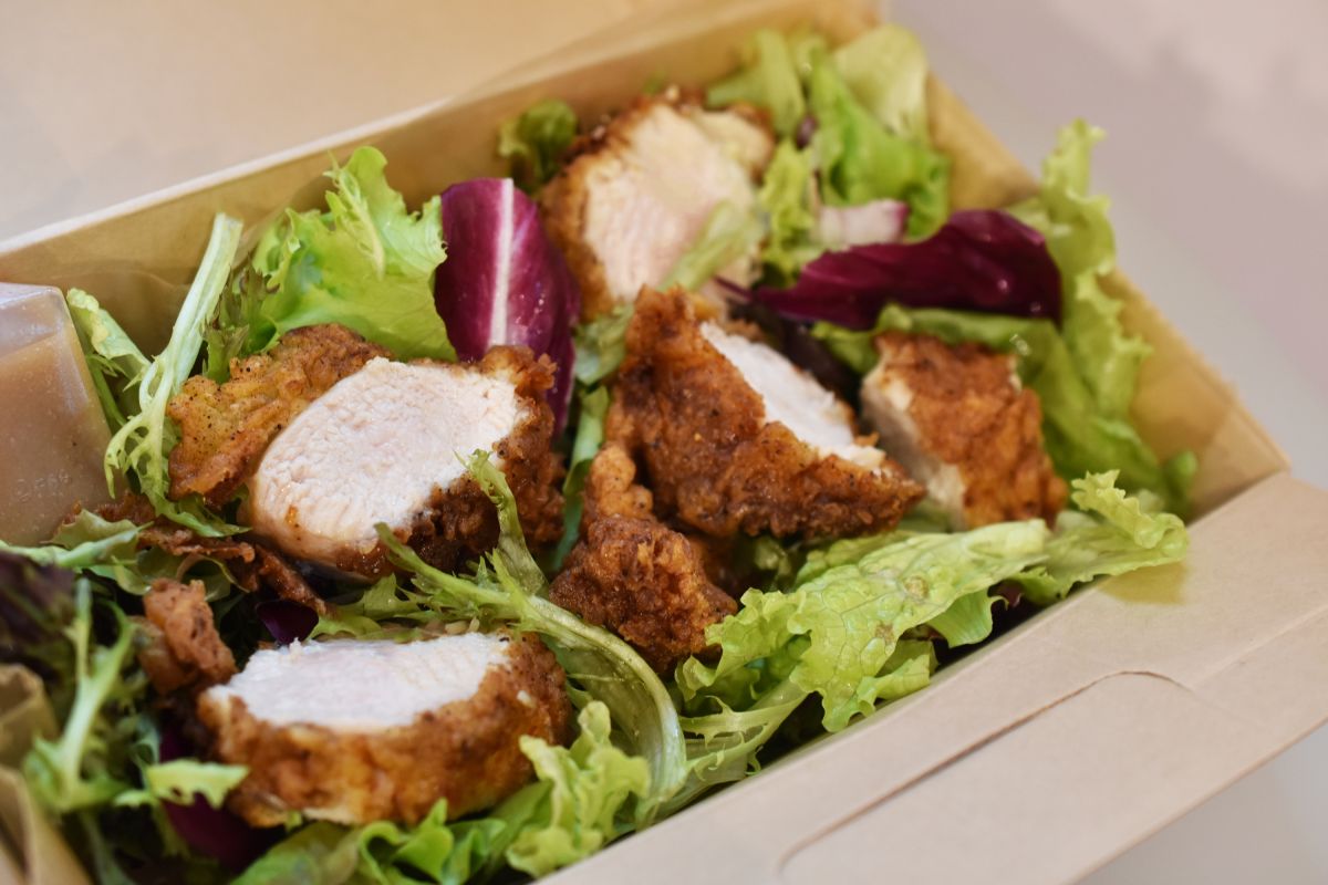 「松の実ドレッシングのチキンサラダ」680円