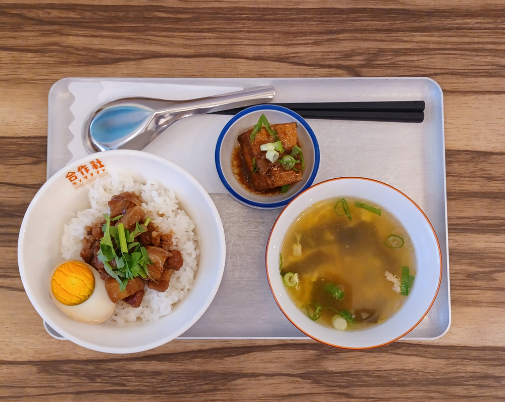 「飛ぶぞ本場味ルーロー飯」550円　※写真はAセット（おつまみ、スープ、味玉付き）プラス220円