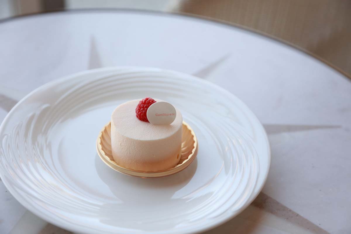 辻口シェフの代表作「セラヴィ」680円。ホワイトチョコレートのムースに木苺とピスタチオの組み合わせ