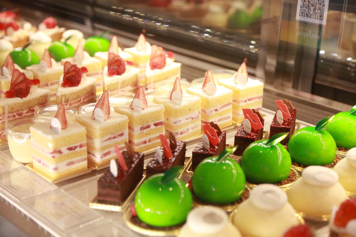 ショーケースに並ぶケーキたち
