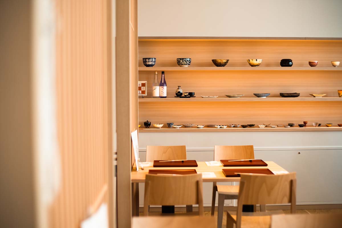 メニューで使用されるこだわりの食器も飾られている