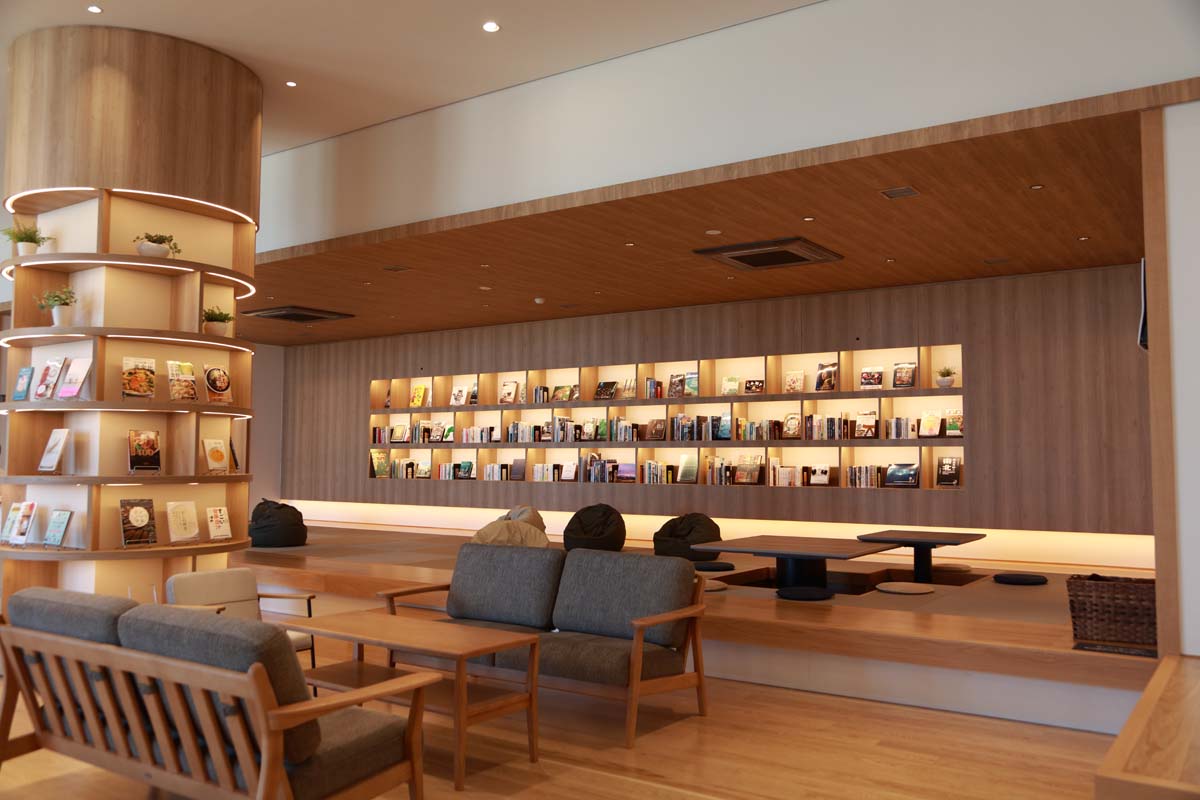 湯上り処　ライブラリーカフェには料理や絵本、風景写真集など17ジャンル520冊以上が揃う