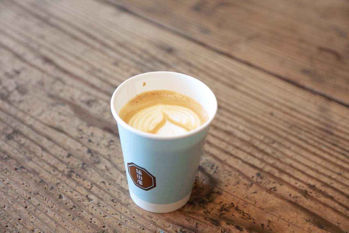 テイクアウト用の「猿田彦のカフェラテ」580円はラテアートがキュート