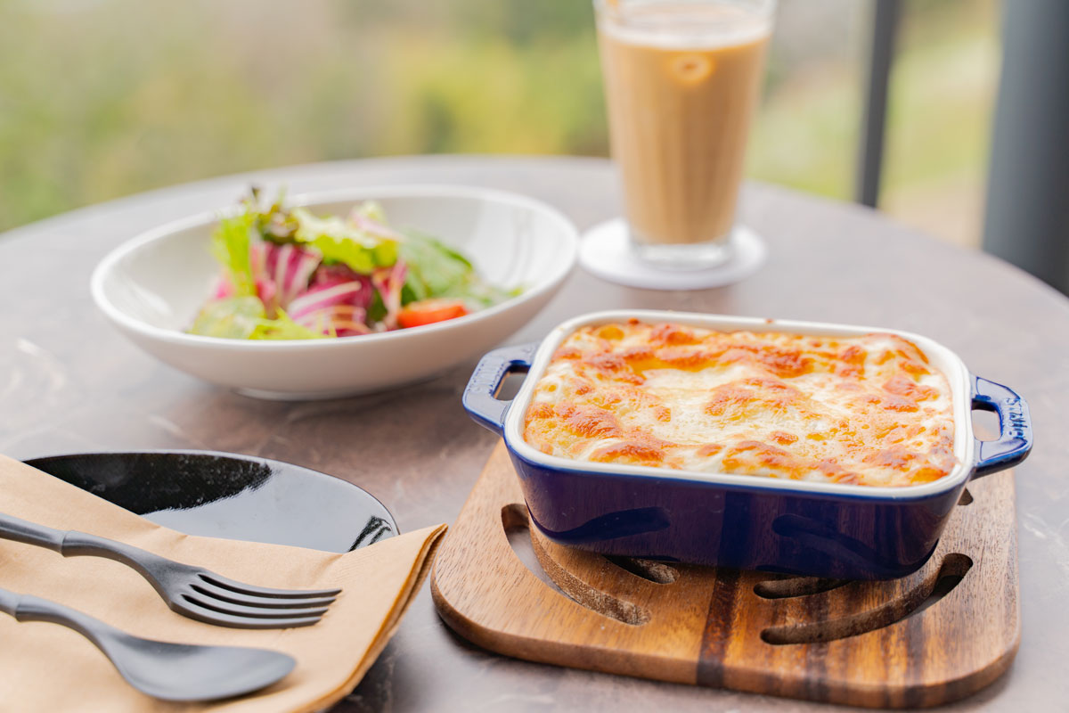 長野市産ジビエ 鹿肉のラザニア（1,200円、サラダ付き）※ドリンクは別料金