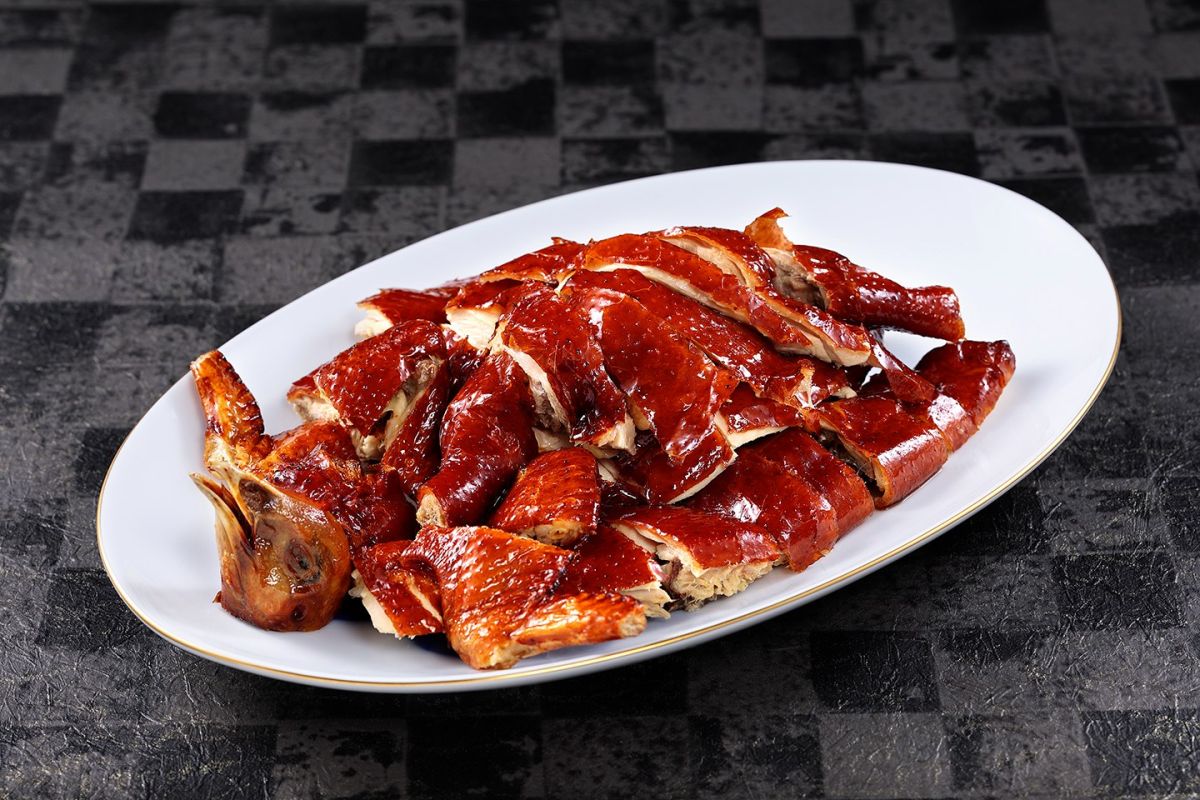 家寳 跳龍門の「KAPO 鶏のクリスピー姿揚げ」1羽 1万890円、半羽5445円 ※1日10羽限定