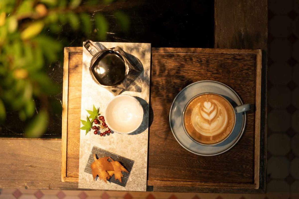 (左)「大稻埕」NT$500(クッキー付)と(右)Latte(ホット)NT$260