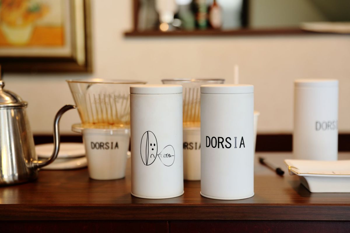 左：「コーヒー缶」（コーヒー豆50g付）2500円、右：「紅茶缶」（紅茶50g付）2500円