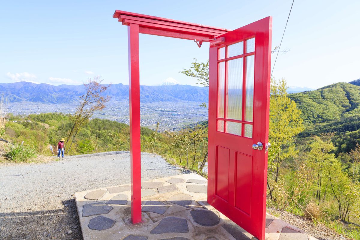 キャンプサイトを通り抜けると!ピンクのドアが!