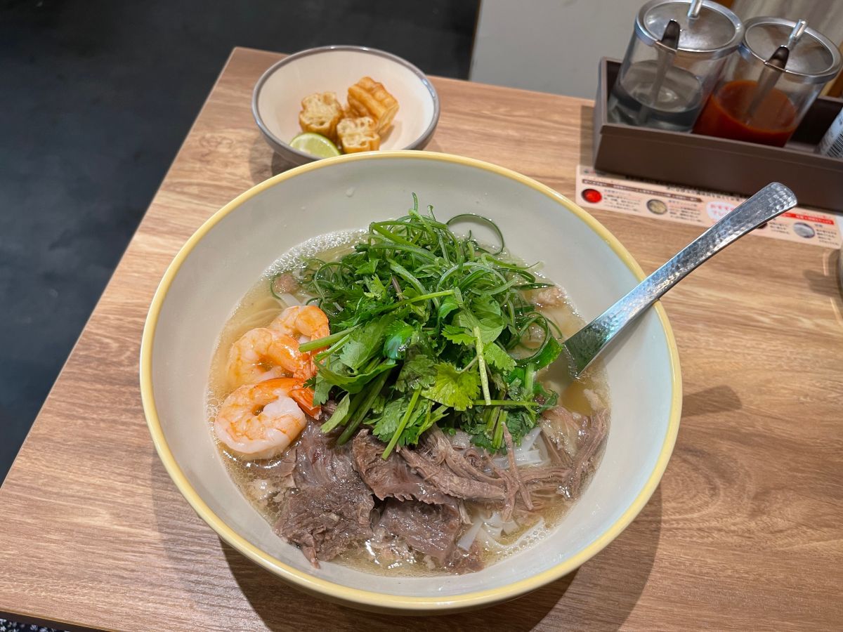 「ビーフのフォー」979円 　※トッピングにパクチー（99円）、海老（154円）