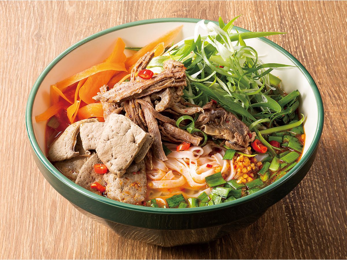 「ビーフのスパイシーフォー」979円 　※トッピングにニラ（66円）、にんじん（66円）、牛レバー（154円）