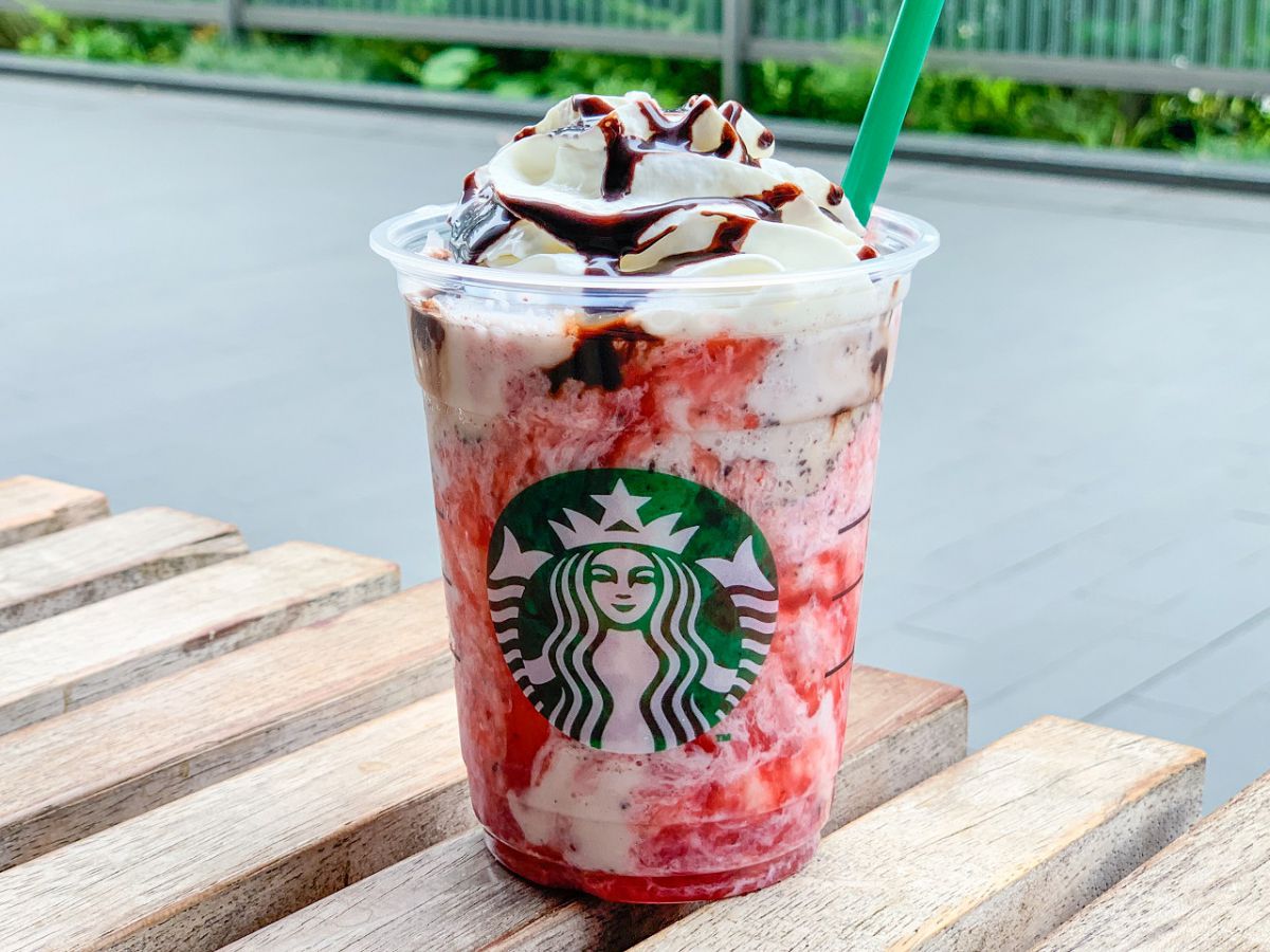 「スターバックス ストロベリー フラペチーノ® チョコレート ver.」Tallサイズのみ 702円（持ち帰り）、715円（店内利用）
