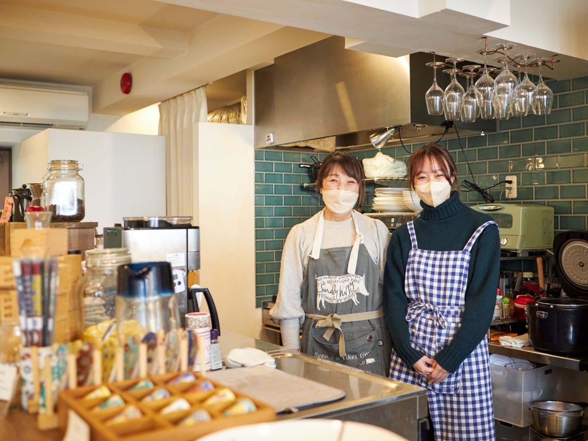 （写真左から）オーナーの川井理花さんとスタッフさん