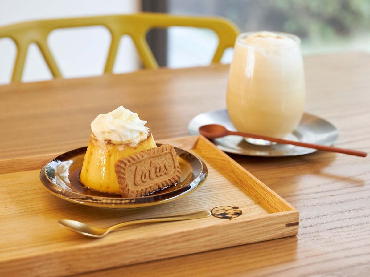 「自家製クラシックプリン」550円、「ほうじ茶ラテ（HOT）」650円 ※プリンのデザインは変更になる場合があります