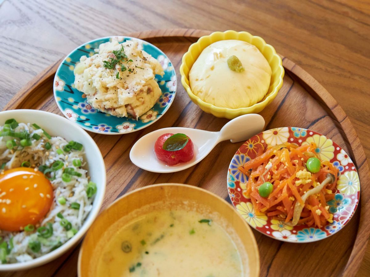 ゆかりを混ぜた白米の上にしらすをたっぷりのせた「鎌倉湘南しらす月見ごはん」も美味！