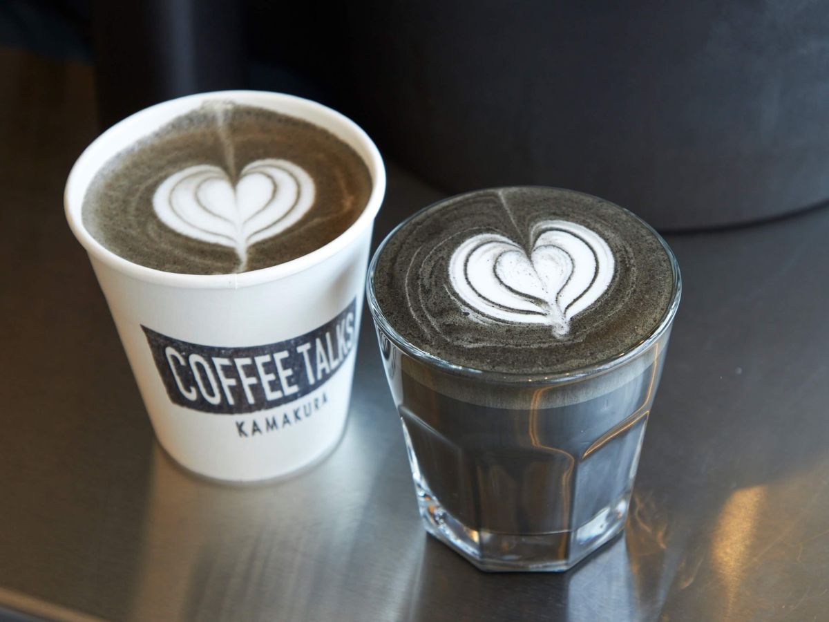 「ブラックカフェラテ（HOT）」各650円　※グラスでの提供はイートインのみ