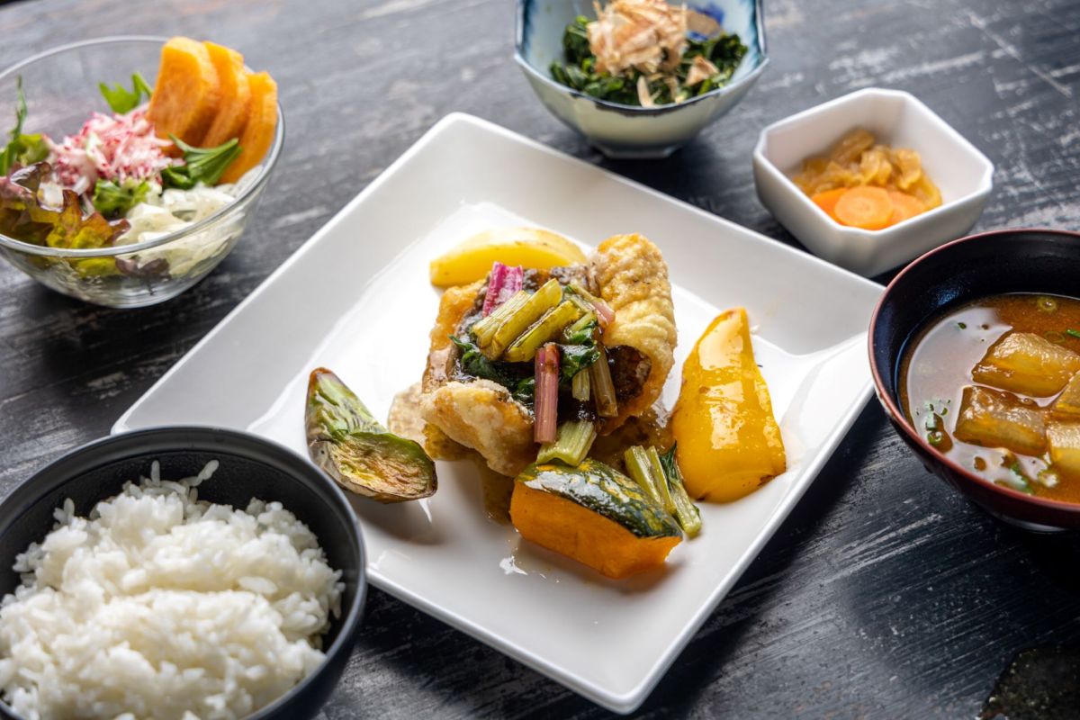 「島キッチンセット」1760円（内容は日によって変更）