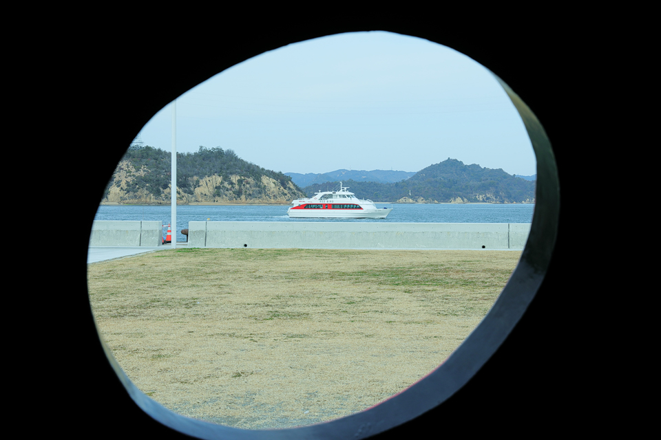 草間彌生「赤かぼちゃ」2006年　直島・宮浦港緑地 ※画像転載不可