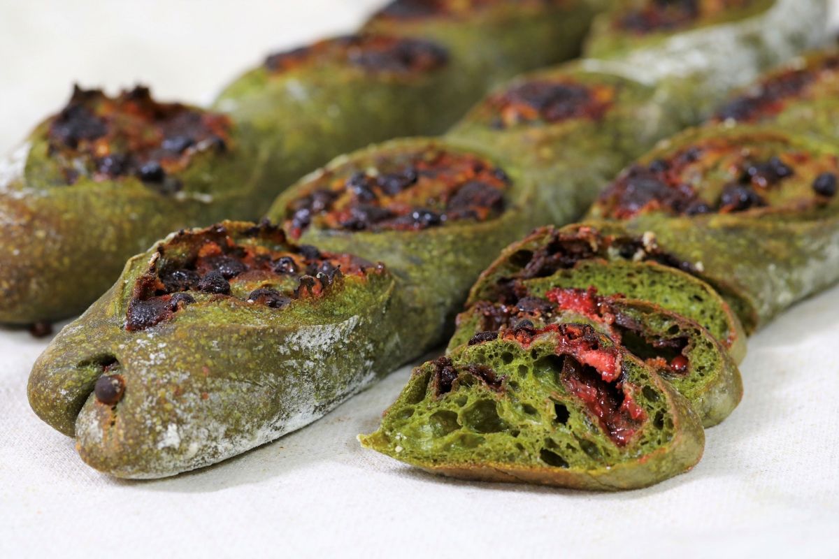 「抹茶といちごチョコのバゲット」1本 520円 ※写真はカットしたもの