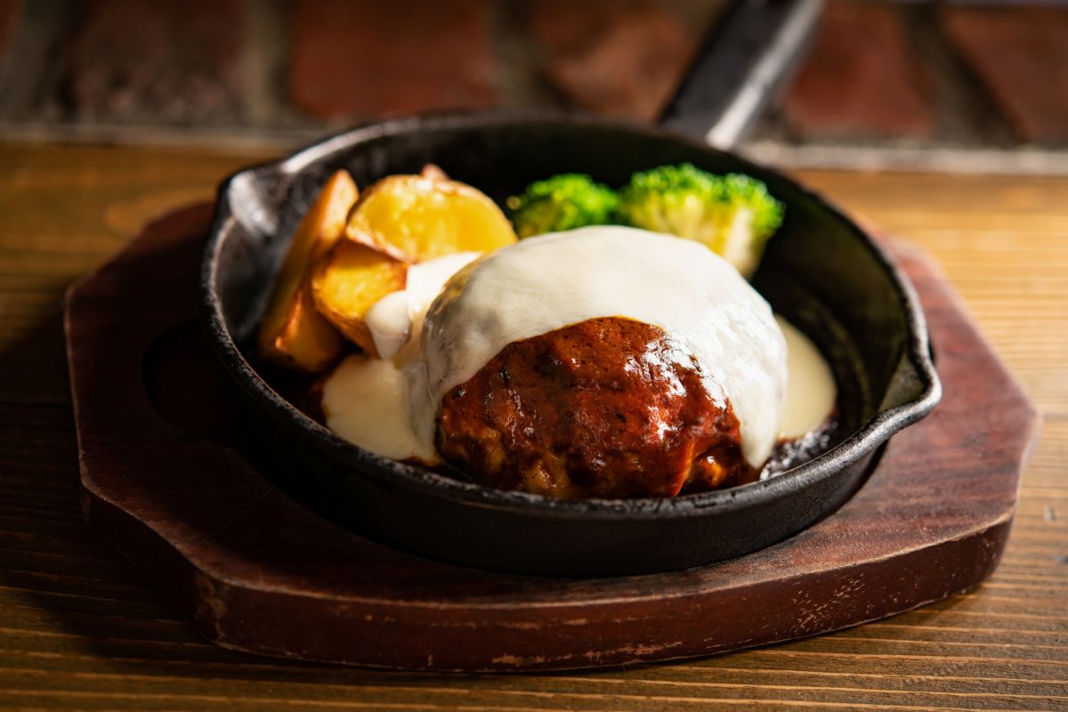 【NEW】「十勝ラクレットチーズ　地鶏入り手ごねハンバーグ」1680円