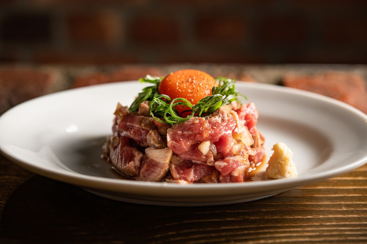 「ラム炙りユッケ」780円