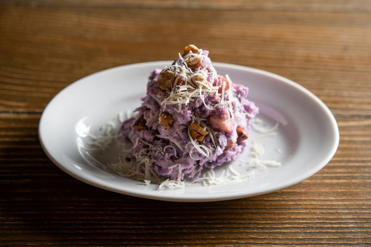 「紫じゃがいもシャドークイーンのポテトサラダ」530円　※入荷状況により北海道産のシャドークイーンを使用できない場合あり