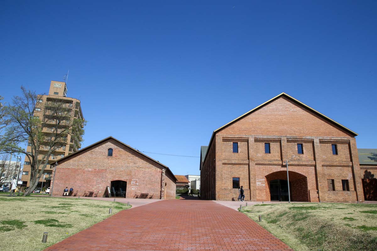 左がカフェ・ショップ棟、右がミュージアム棟。アーチ型の入り口は、互い違いにれんがを積み上げる「弘前積みれんが工法」が用いられている